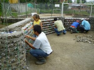 Botellas Plásticas Sustituyen las Piedras en Muros de Contención